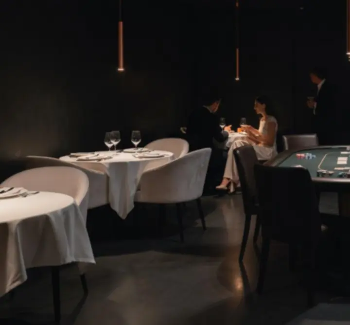 Profesjonalny stół pokerowy w eleganckiej restauracji W Polsce Events