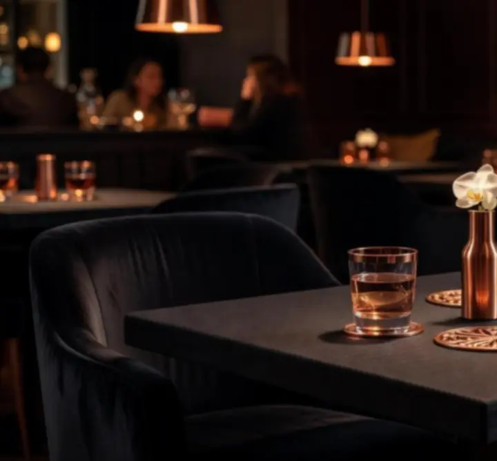 Nastrojowe oświetlenie i miedziane akcenty we wnętrzu restauracji W Polsce Events.