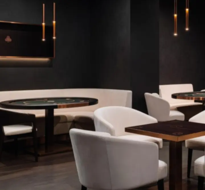 Eleganckie wnętrze restauracji-lounge W Polsce Events z nawiązaniami do pokera.